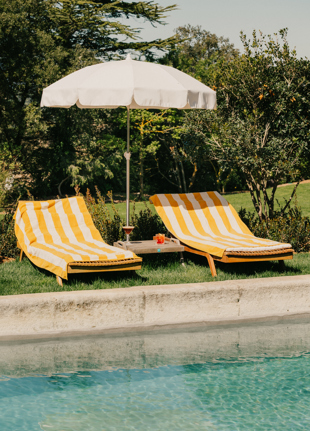 Bain de soleil au bord de la piscine chauffée de l'hôtel 5 étoiles Capelongue, Luberon Provence