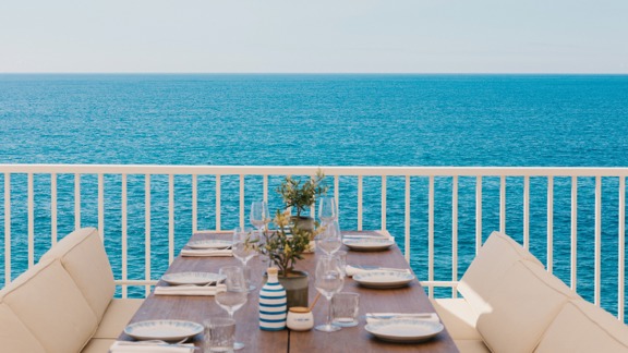 Dîner au bord de l’eau, avec vue sur la mer et douceur provençale.