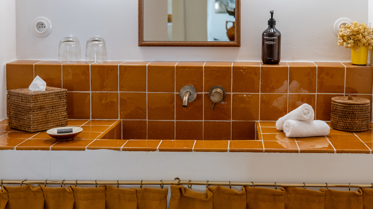 Une photo prise montre un plan de travail de lavabo de couleur orange avec une finition soignée et vibrante.