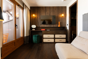 Gemütliche Atmosphäre im Doppelbettbereich der Val Thorens Suite.
