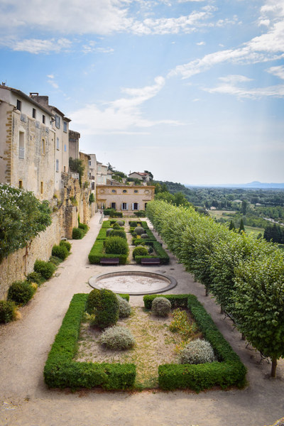 Jardins à la française et vue sur la vallée du Château de Lauris, Luberon, Provence