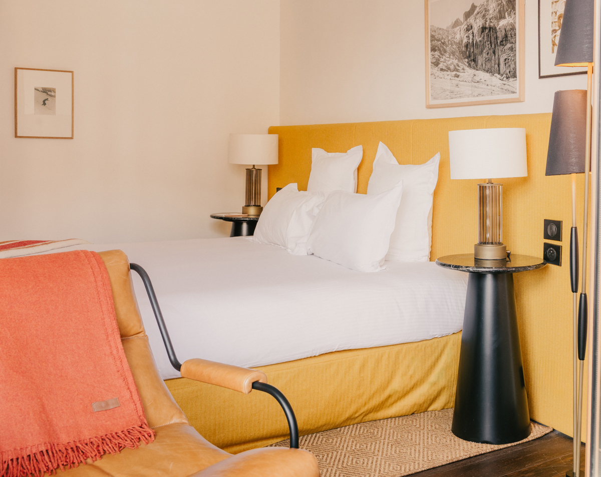 Komfortables Doppelbett-Setup im Privilege-Zimmer in Val Thorens.
