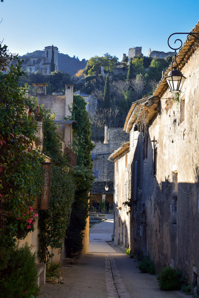 Rue médiévale et ruines d'Oppède-le-Vieux, village perché du Luberon