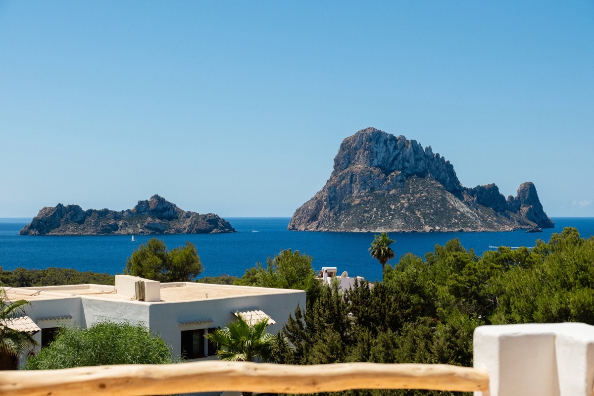 Une magnifique photo prise depuis la chambre du complexe capture deux montagnes insulaires dans l'océan.