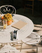 Déjeuner en terrasse à Bacheto, restaurant de l'hôtel Beaumier à Lourmarin, Provence