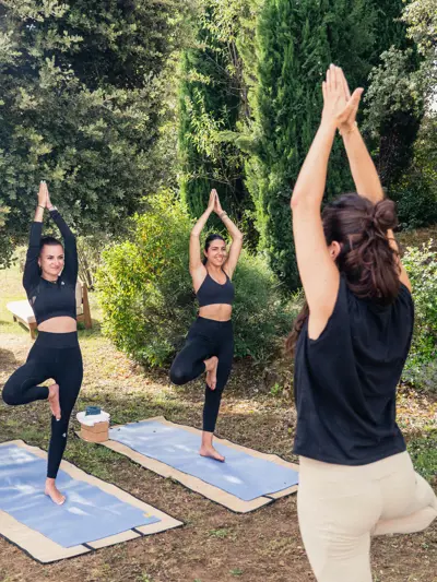 Séance de yoga en plein air dans les jardins de l'hôtel Beaumier Capelongue à Bonnieux, Luberon