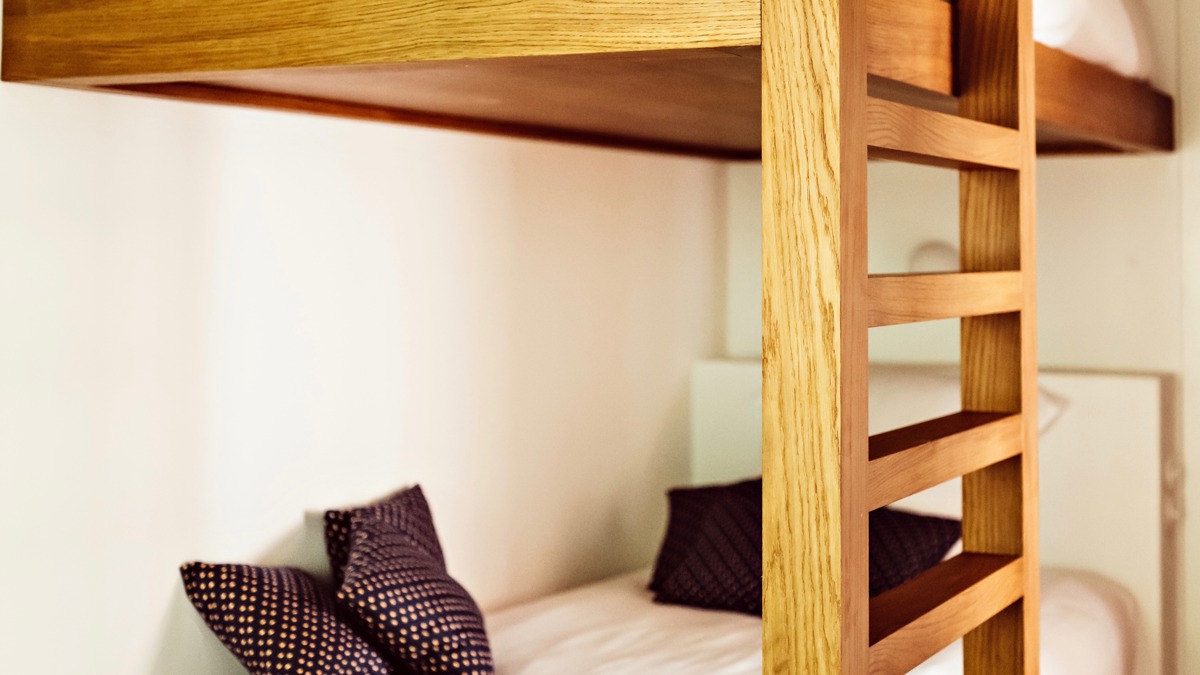 Une photo prise montre l'escalier menant à un lit à deux étages.