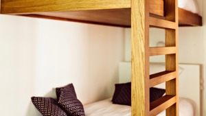 Une photo prise montre l'escalier menant à un lit à deux étages.