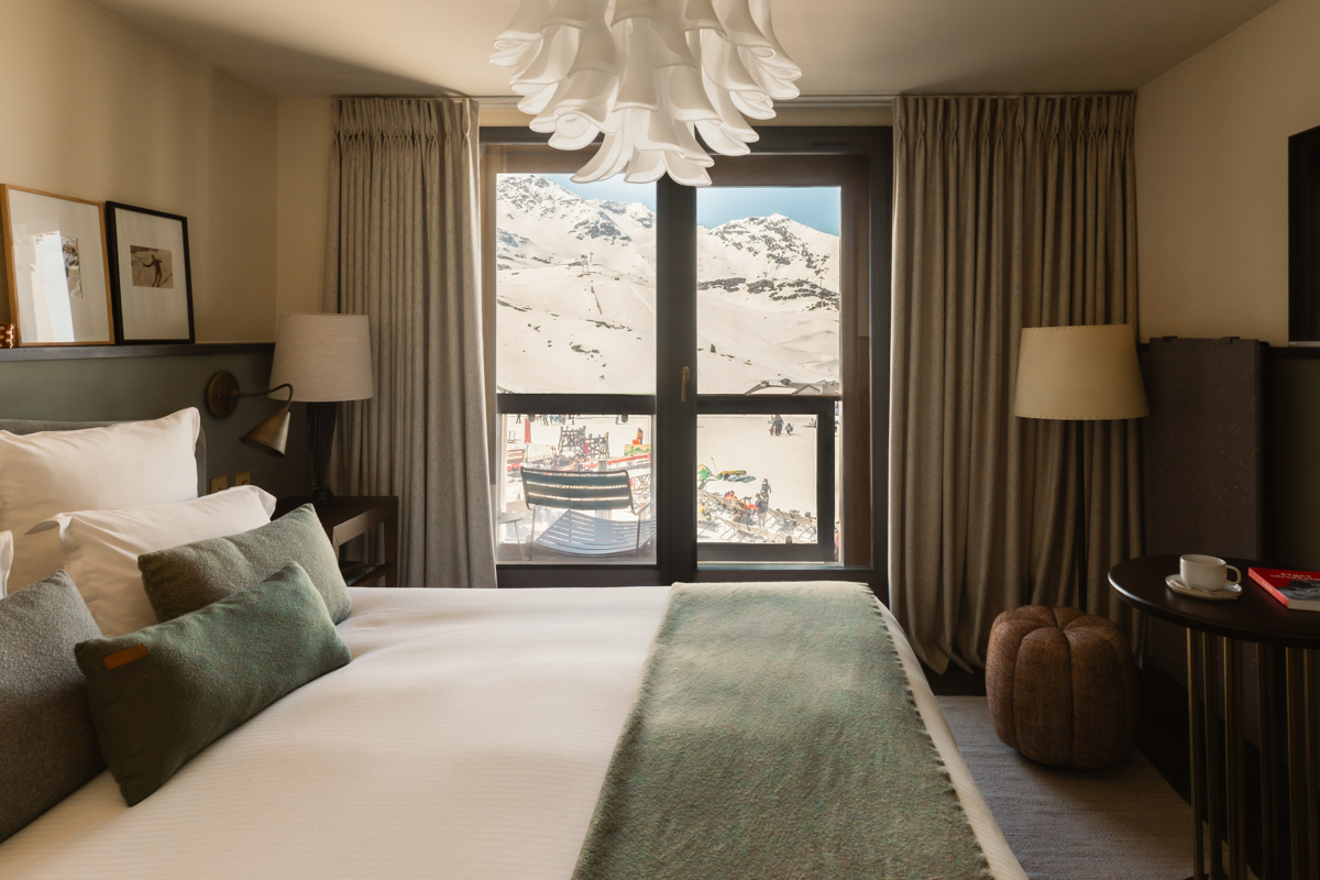 Chambre du Fitz Roy avec baie vitrée ouvrant sur les pistes enneigées de Val Thorens