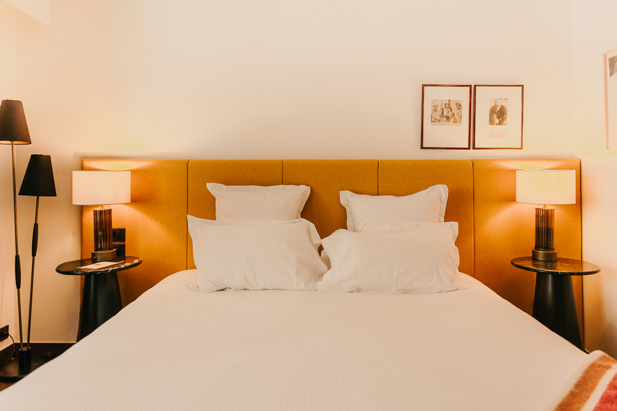 Hauptdoppelbett im Zimmer mit Blick auf das Dorf Val Thorens.