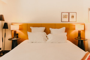 Hauptdoppelbett im Zimmer mit Blick auf das Dorf Val Thorens.