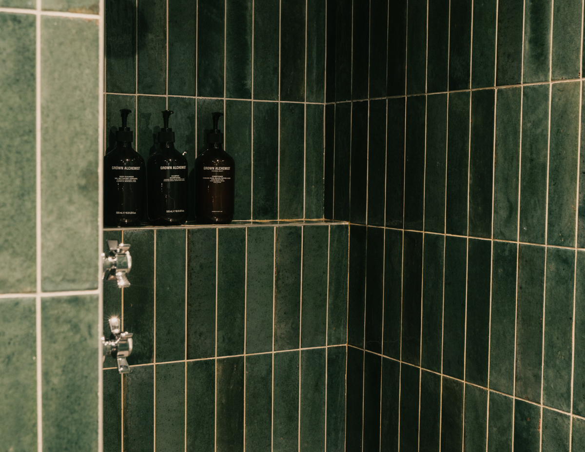 Modernes Badezimmer im Privilege-Zimmer mit Dorfblick.
