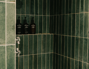 Modernes Badezimmer im Privilege-Zimmer mit Dorfblick.