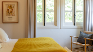 Un portrait est accroché au mur juste à côté de la fenêtre en verre.