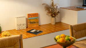 Quelques cahiers sont placés sur le comptoir bas avec un vase à fleurs.