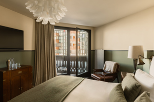Chambre du Fitz Roy à Val Thorens, porte-fenêtre ouverte sur le village alpin