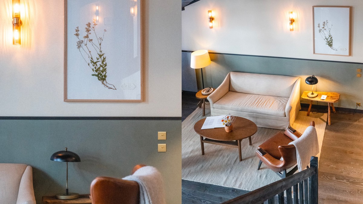 À gauche, portraits au-dessus d’une table basse ; à droite, canapés confortables présentés.