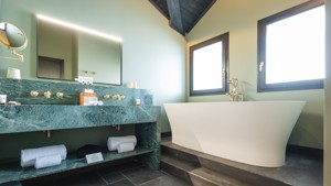 Photo capturant salle de bain haut de gamme, chaque élément essentiel soigneusement et correctement disposé.