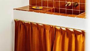 Une photo prise montre un plan de travail de lavabo de couleur orange.