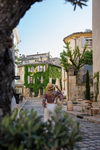Promenade dans les ruelles pavées du village de Lourmarin, près de l'hôtel Beaumier Le Moulin