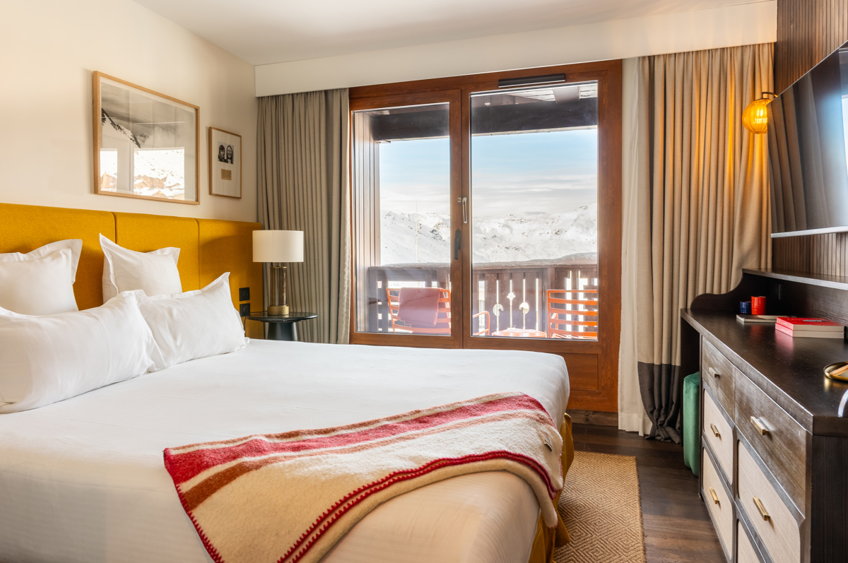 Moderne alpine Dekoration im Privilege-Zimmer in Val Thorens.