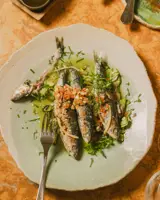 Poisson cuisiné avec des herbes fines au Restaurant Estelo