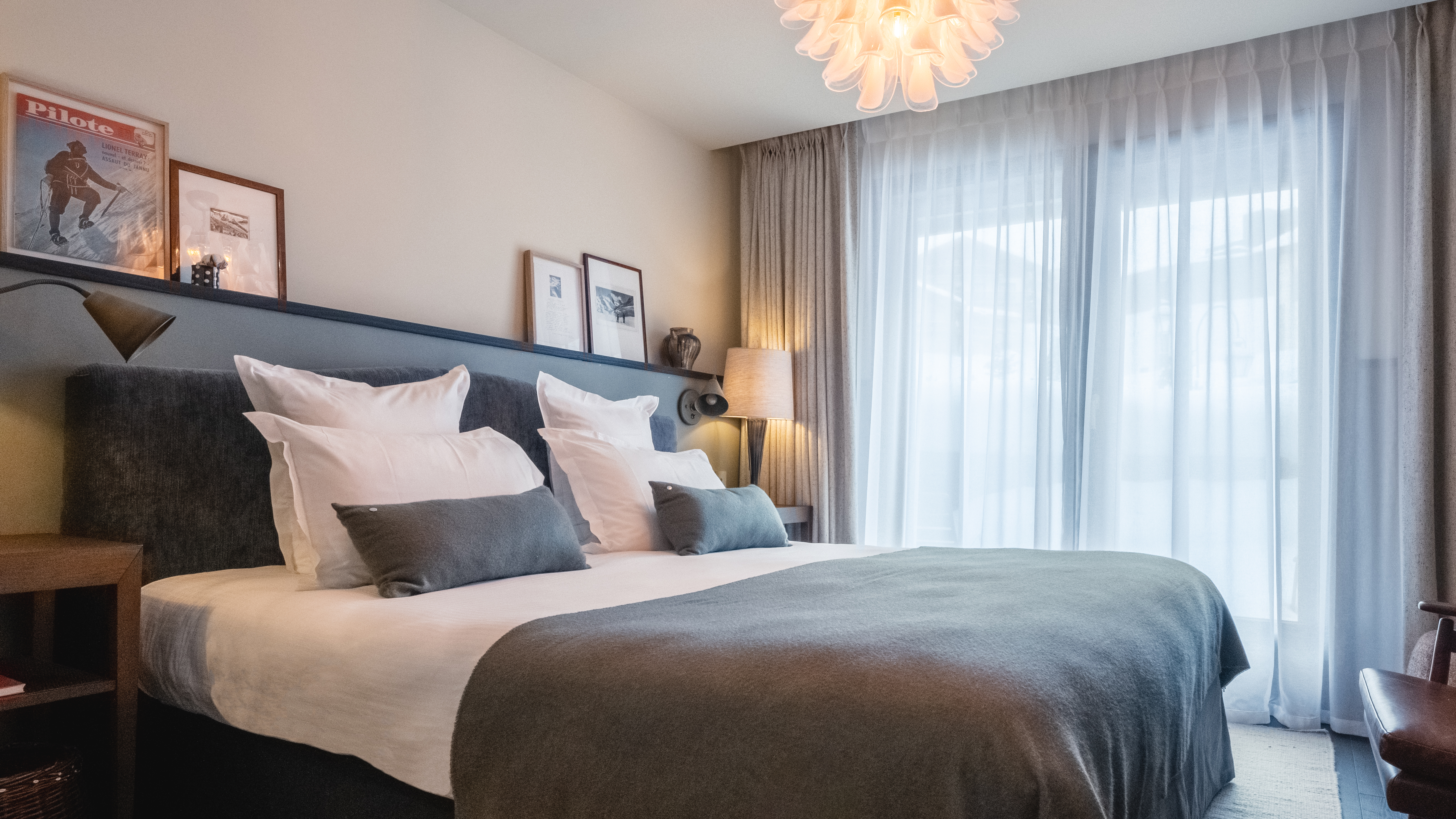 Superior room at Hotel Fitz Roy featuring a king bed with sunlight streaming through curtain sheers