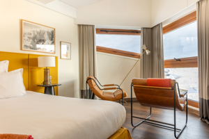 Gemütliche Atmosphäre im Doppelbettbereich der Val Thorens Suite.