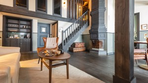 Une photo capture l'espace de vie avec un ensemble de canapés confortables placés près des escaliers.