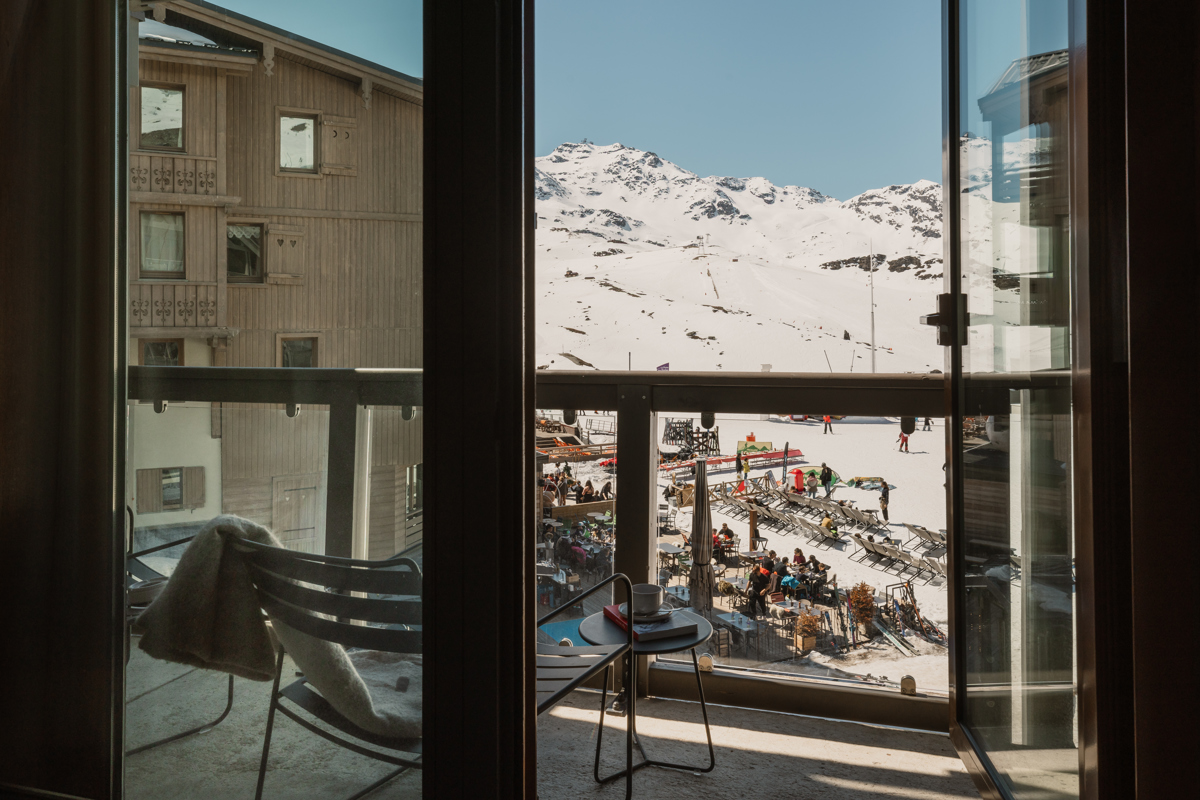 Vue depuis une chambre du Fitz Roy sur le balcon, les pistes et la terrasse au soleil de Val Thorens