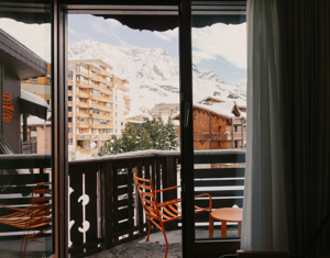 Blick auf das Dorf Val Thorens vom privaten Balkon.