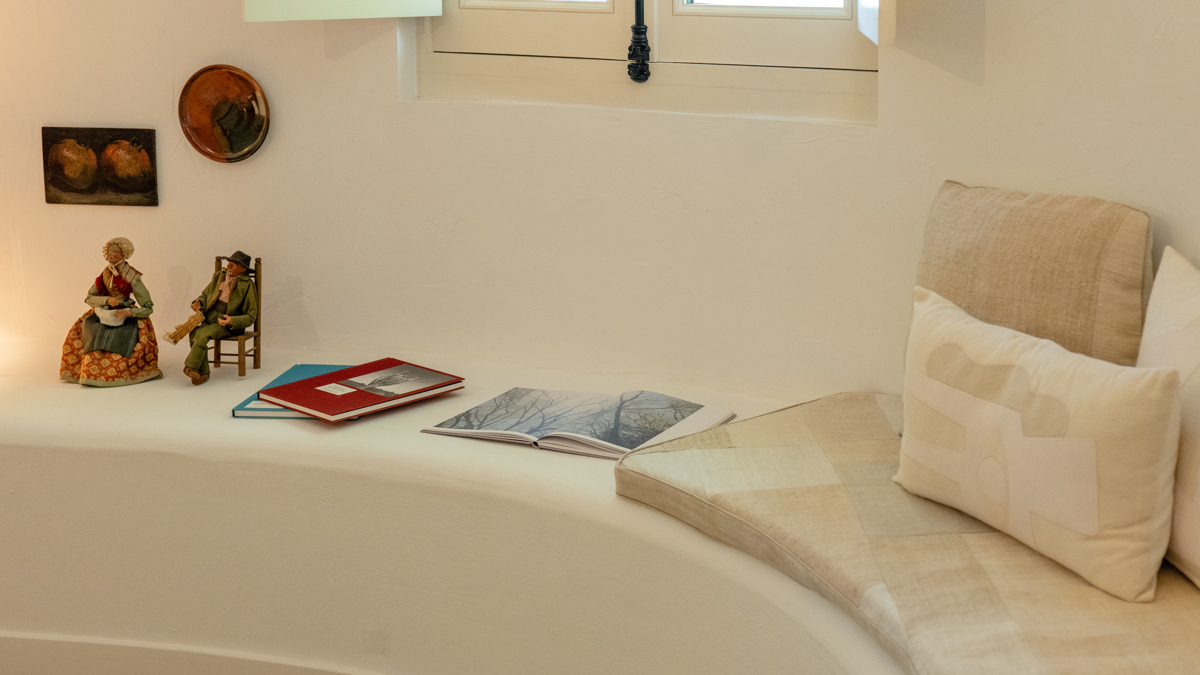 Un jouet design ainsi que quelques cahiers sont placés juste à côté du canapé confortable.