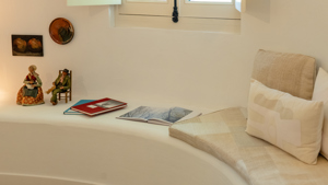 Un jouet design ainsi que quelques cahiers sont placés juste à côté du canapé confortable.