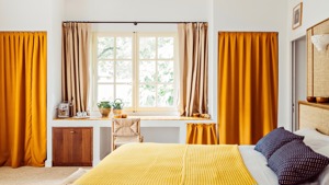 Une chambre bien organisée comprend un lit confortable et une chaise près de la table près de la fenêtre.