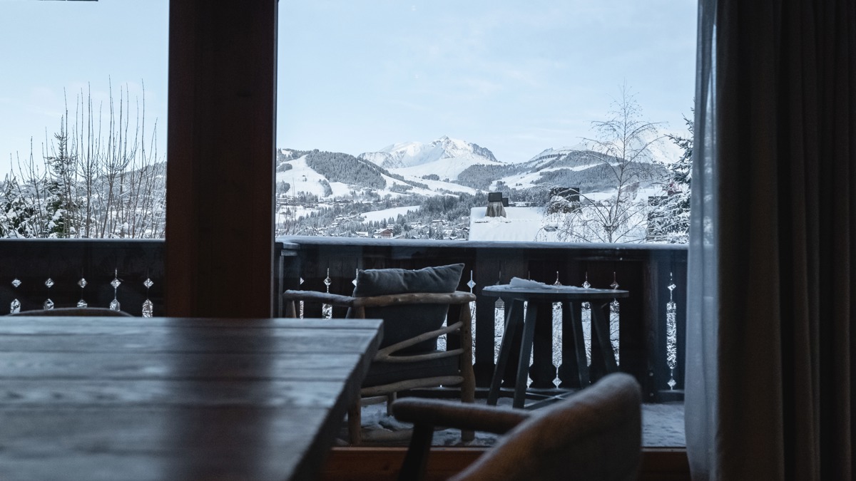 A wonderful view of the snowy mountains is visible from the room through the large window.