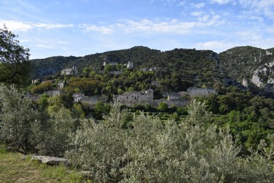 Vue panoramique d'Oppède-le-Vieux niché dans les collines du Luberon, Provence