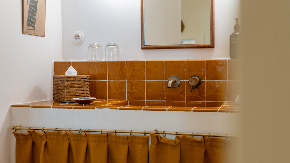 Photo prise mettant en valeur un plan de lavabo orange avec une finition élégante.