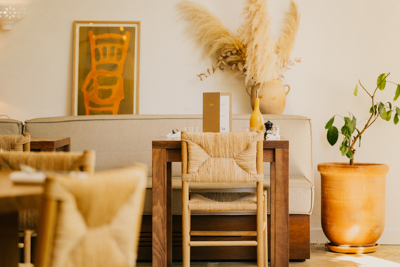 Intérieur chaleureux et naturel du restaurant Bacheto de l'hôtel Beaumier Le Moulin à Lourmarin
