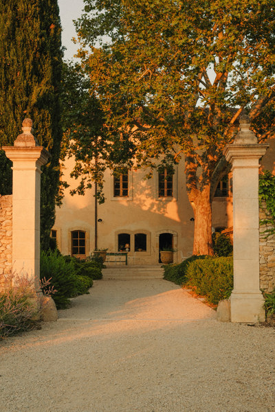 Lumière dorée à l'entrée de la villa Beaumier Le Galinier à Lourmarin, Luberon