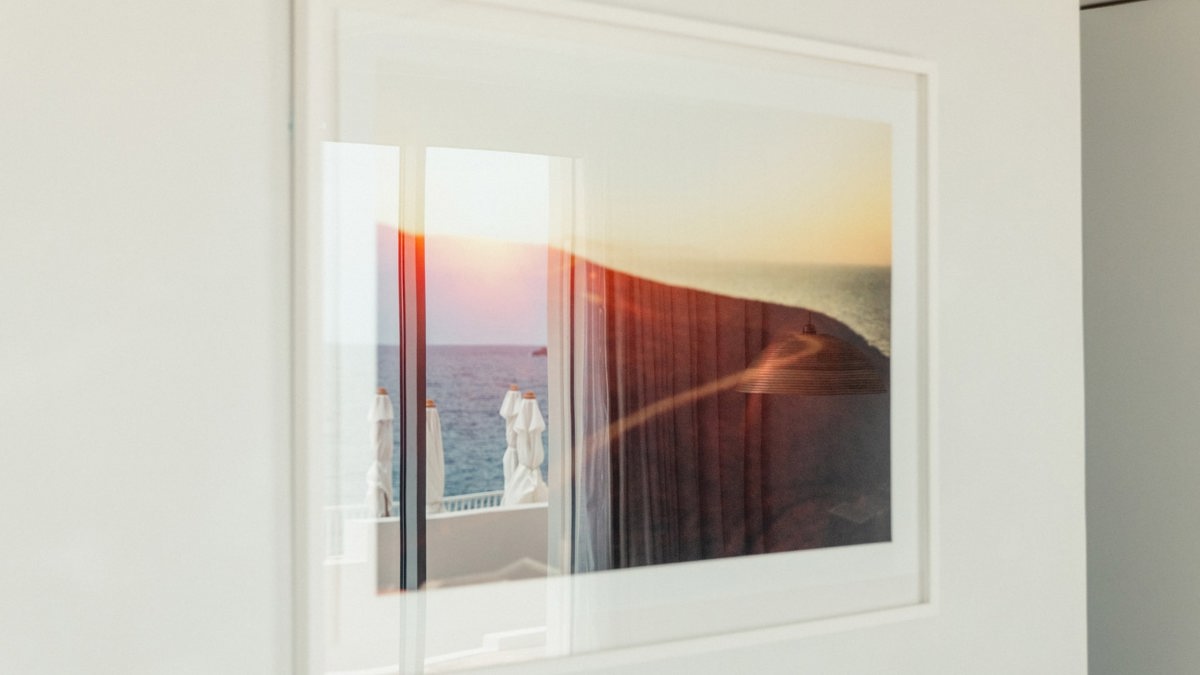 The reflection of the ocean is beautifully visible in the mounted portrait.