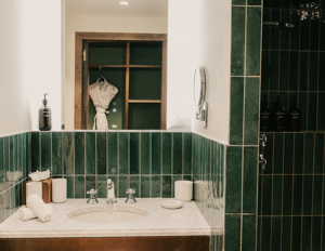 Details von Badezimmer und Dusche im Privilege-Zimmer, Val Thorens.