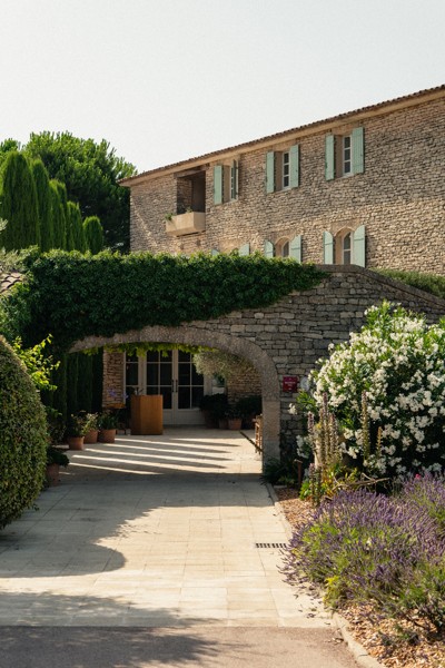 Entrée en pierre avec lavande et jardin fleuri de l'hôtel Beaumier Capelongue à Bonnieux, Luberon
