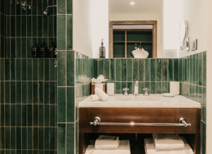 Badezimmer und Dusche im Komfortzimmer in Val Thorens.