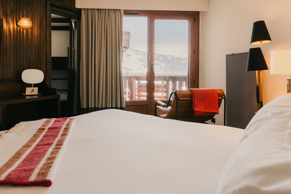 Komfort-Doppelzimmer in Val Thorens mit Blick auf die Skipisten.