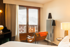 Blick auf die verschneiten Skipisten aus dem Zimmerfenster in Val Thorens.