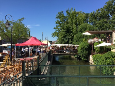 Marché dominical le long de la Sorgue à L'Isle-sur-la-Sorgue, Luberon, Provence