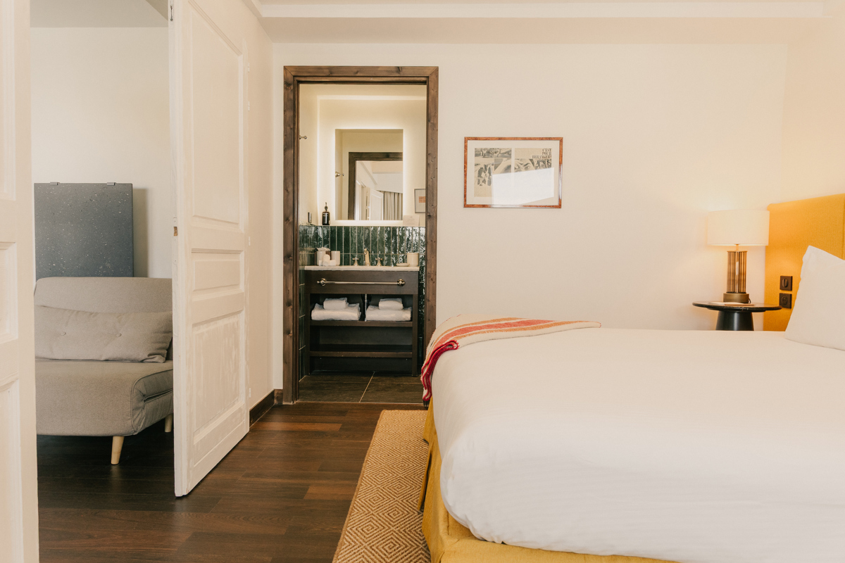 Gesamtansicht der Suite mit offenem Badezimmerlayout in Val Thorens.