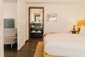 Gesamtansicht der Suite mit offenem Badezimmerlayout in Val Thorens.