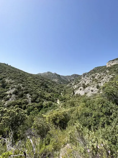Paysage sauvage du Luberon pour la randonnée près des hôtels Beaumier en Provence