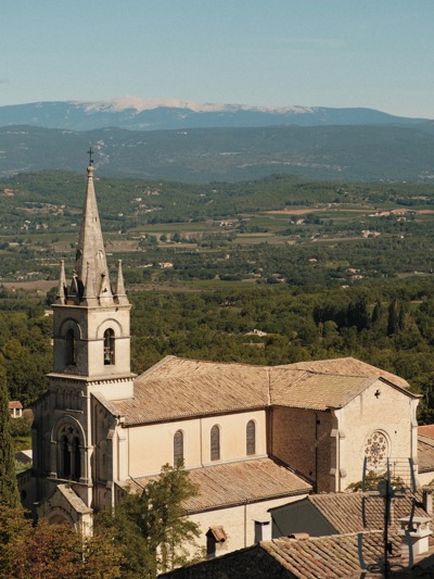Église et vue sur la vallée du Luberon depuis le village perché de Bonnieux, près de l'hôtel Beaumier Capelongue